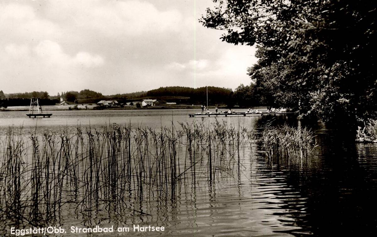 Schwarz-weiß Postkarte von einem See