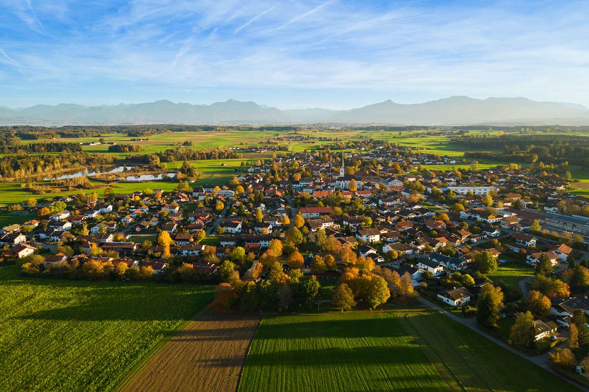 Dorf von oben, Alpen im Hintergrund